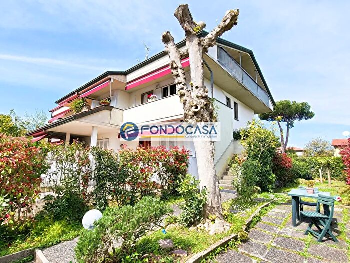 Appartamento con 5 locali in vendita in Via Enrico De Nicola, Camaiore