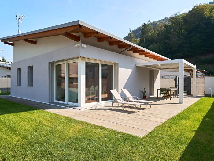 Casa con 5 locali in vendita in Via dei Motti d, Marchirolo