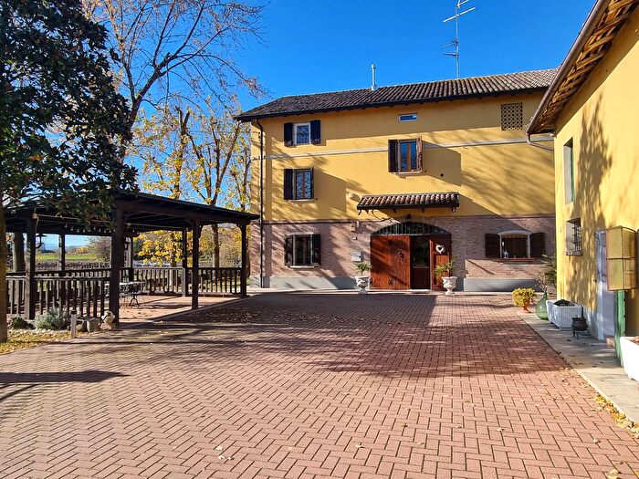 Casa con 15 locali in vendita in Reggio Emilia