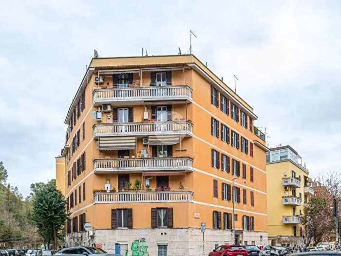 Appartamento trilocale in vendita in Via Giacomo Barzellotti, Roma