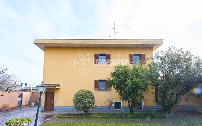 Casa con 9 locali in vendita in Via Bisceglie, Milano