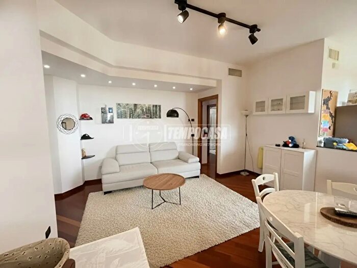 Appartamento trilocale in vendita in Viale Cesare Battisti, Vedano Al Lambro