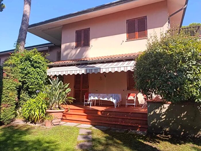 Appartamento con 5 locali in affitto in Massa