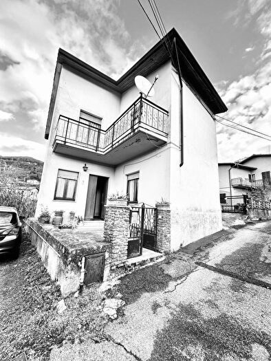 Casa con 6 locali in vendita in Luni