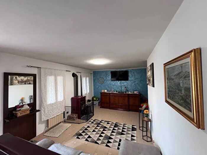 Casa con 5 locali in vendita in Adria