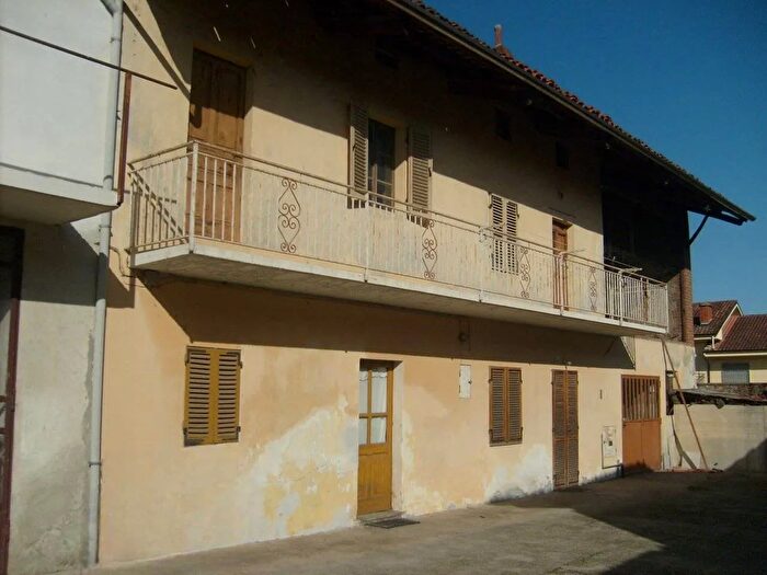 Casa con 6 locali in vendita in Piazza Giovanni Crosio Alice Castello, Alice Castello