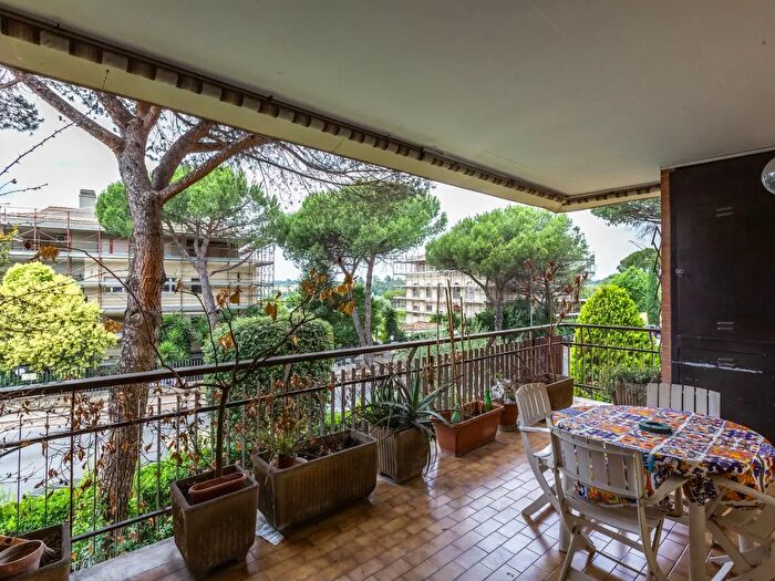 Appartamento quadrilocale in vendita in Via di Valle Muricana, Roma