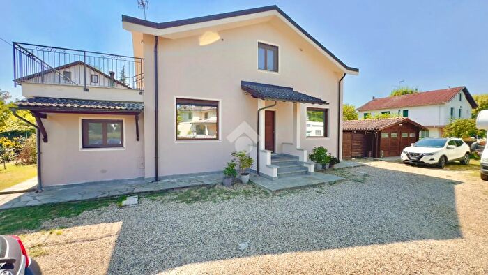 Casa con 5 locali in vendita in Via delle Villette, Capriata DOrba