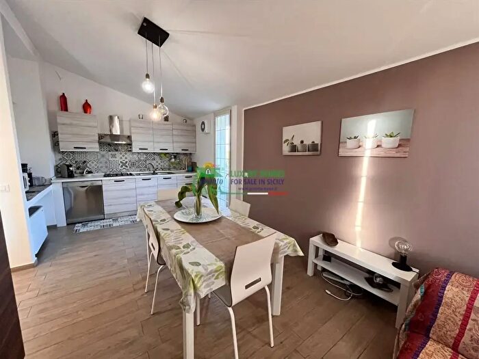 Appartamento con 6 locali in affitto in Comiso