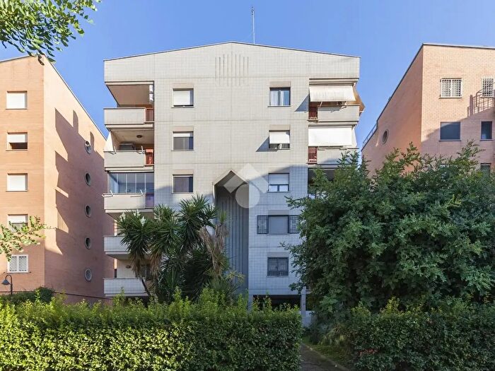 Appartamento trilocale in vendita in Viale Avignone, Roma