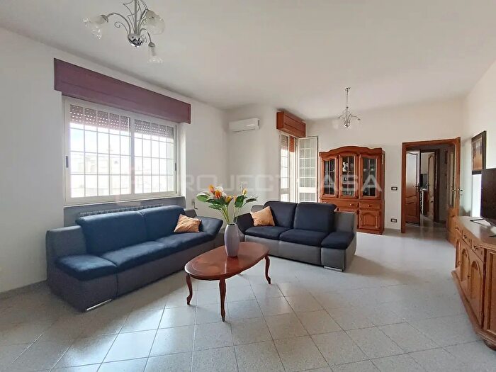 Casa con 6 locali in vendita in Via Mascagni, Nociglia