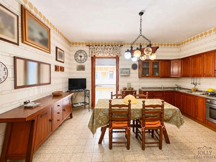 Appartamento con 6 locali in vendita in Via Alcibiade, Siracusa