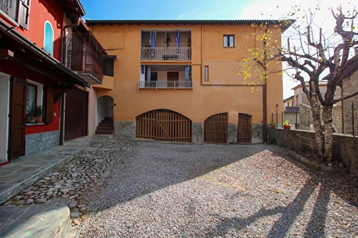 Appartamento trilocale in vendita in Via Volta, Alta Valle Intelvi