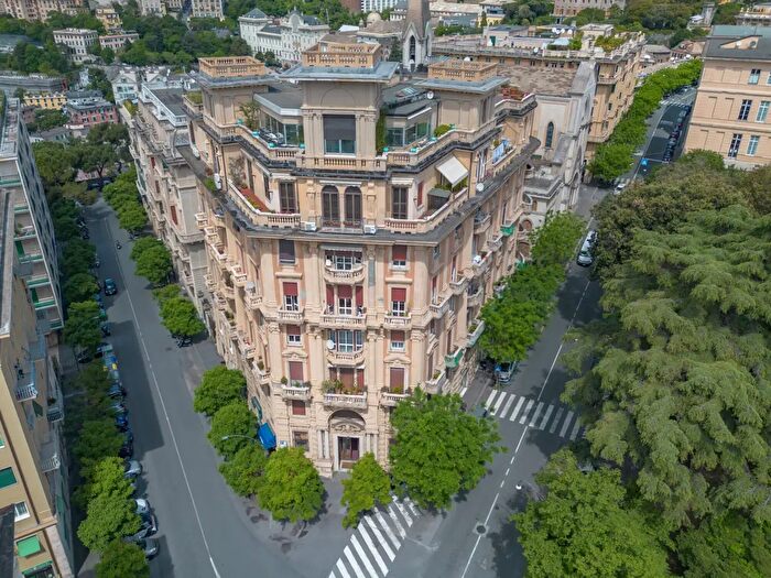 Appartamento con 11 locali in vendita in Corso Carbonara, Genova