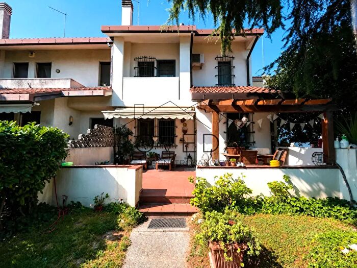 Casa con 6 locali in vendita in Via Alessandro Manzoni, Preganziol