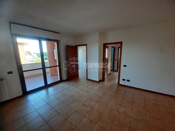 Appartamento trilocale in affitto in Via Airasca, Roma