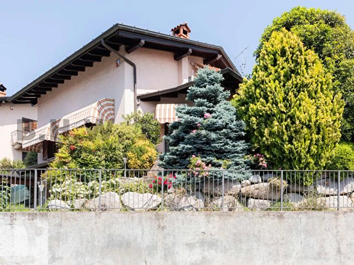 Casa con 7 locali in vendita in Gemonio