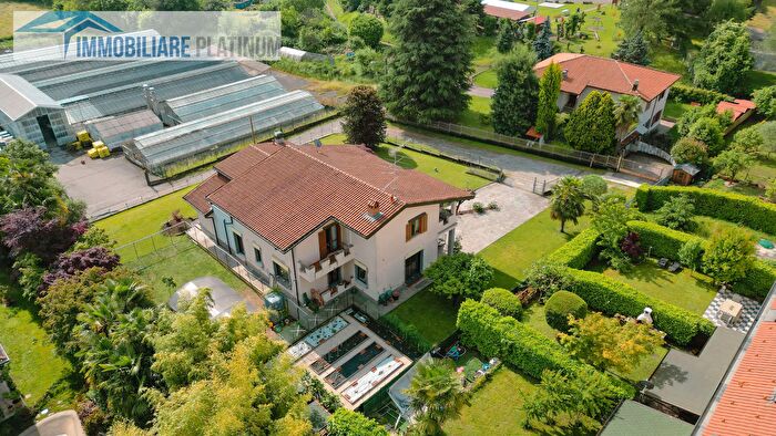 Casa con 5 locali in vendita in Via Colombina, Casatenovo