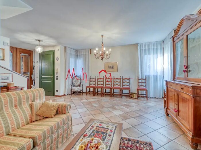 Casa con 6 locali in vendita in Via Campania, Rubano