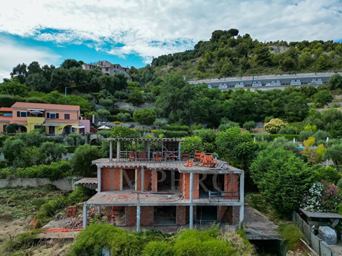 Casa con 20 locali in vendita in Corso Mentone, Ventimiglia