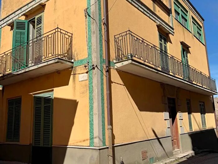 Casa con 12 locali in vendita in Bisacquino