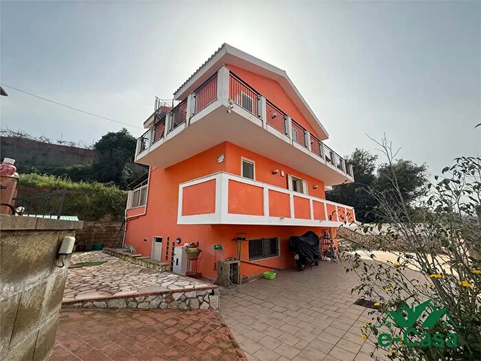 Casa con 6 locali in vendita in Via Murazze, Venetico