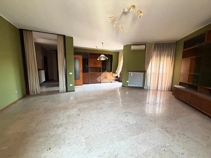 Appartamento trilocale in vendita in Via Regina Margherita, Gorlago