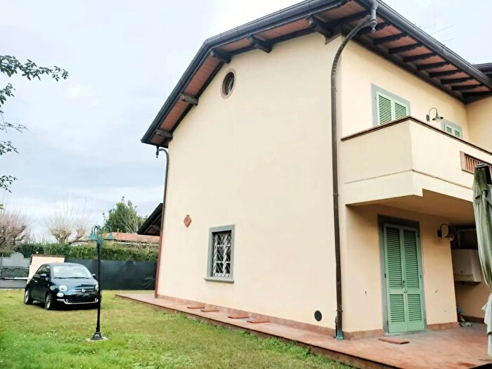 Appartamento con 7 locali in vendita in Via Emilia, Seravezza
