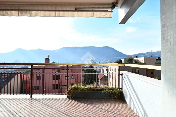 Appartamento con 5 locali in vendita in Via Francesco Crispi, Como