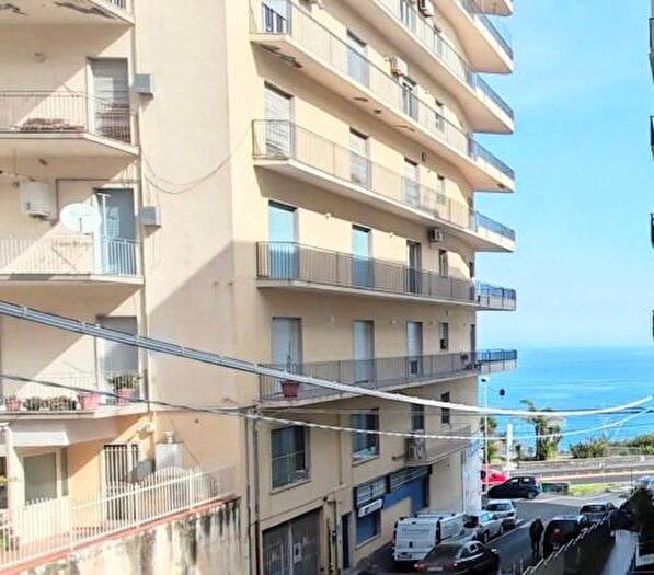 Appartamento quadrilocale in vendita in Viale Regina Margherita SNC, Acireale