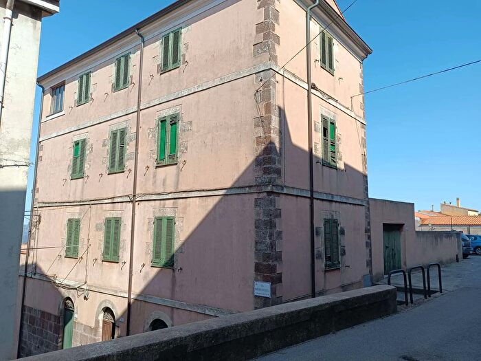 Casa con 10 locali in vendita in Via Amsicora, Villanova Monteleone