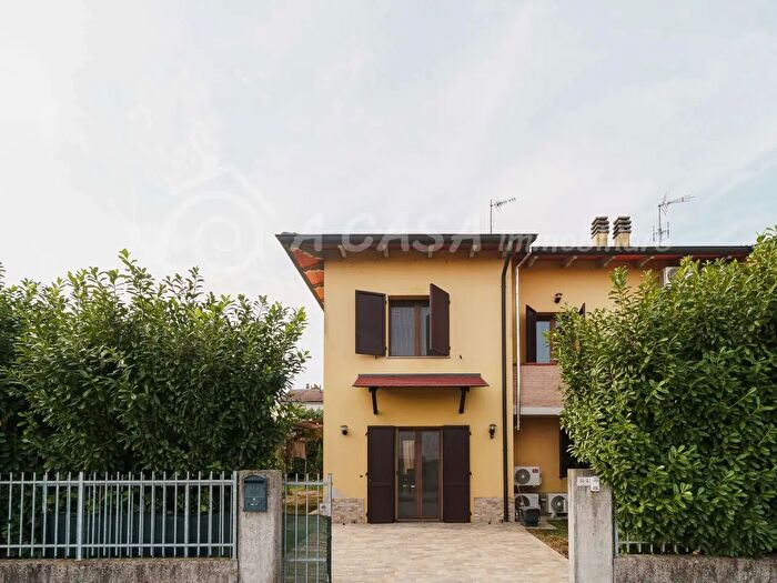 Casa quadrilocale in vendita in Strada Diolo a, Soragna