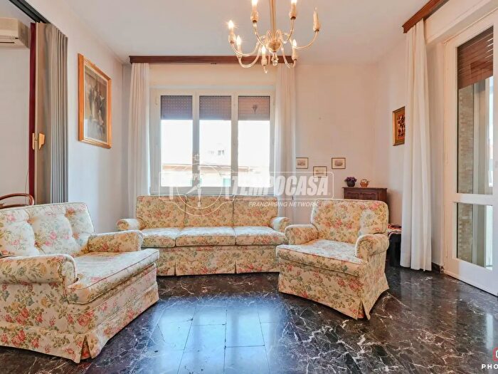 Appartamento con 6 locali in vendita in Via Calzabigi, Livorno