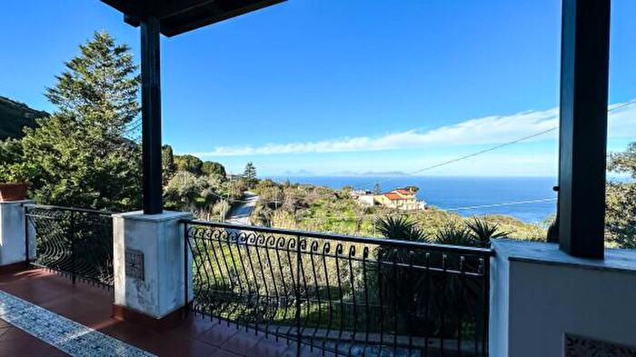 Casa con 6 locali in vendita in Gioiosa Marea