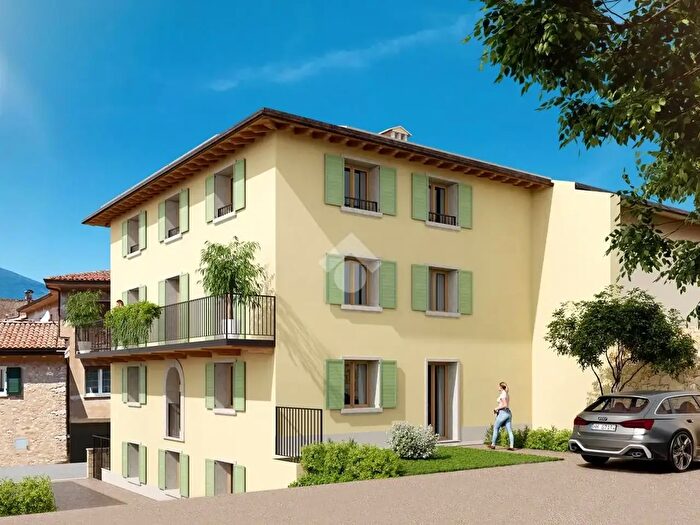 Appartamento trilocale in vendita in Via Padre Leopoldo, Brenzone sul Garda