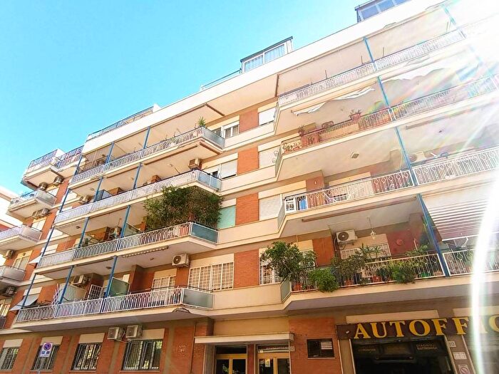 Appartamento trilocale in affitto in Via Raffaele De Cosa, Ostia Levante, Roma