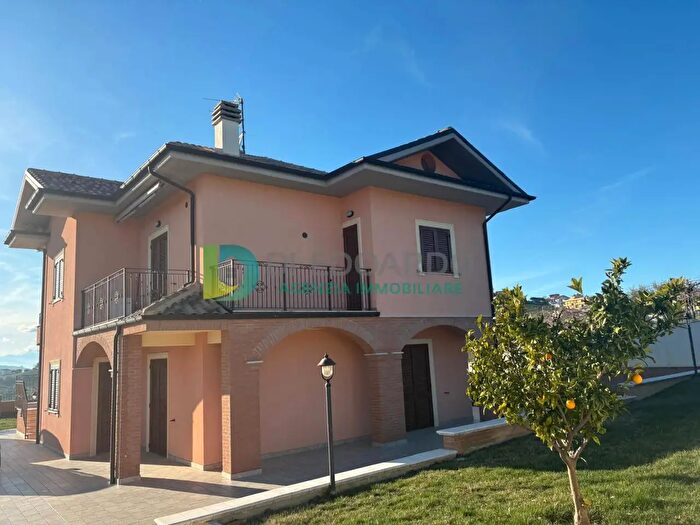 Casa con 6 locali in vendita in Contrada Civita, Colonnella