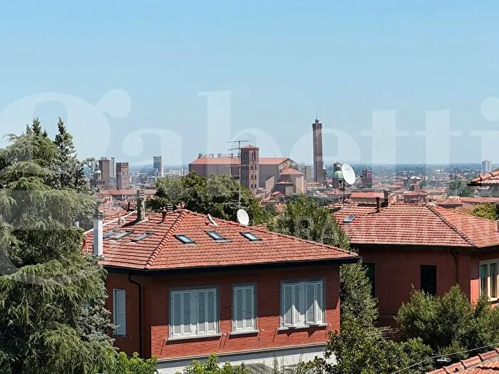 Appartamento con 9 locali in vendita in Via Vallescura, Bologna
