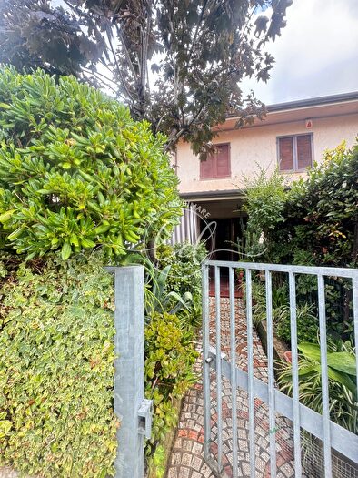 Casa con 7 locali in vendita in Seravezza