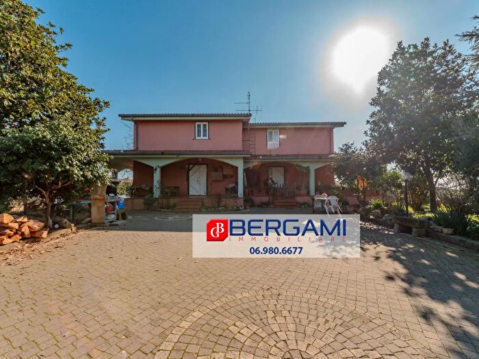 Casa con 5 locali in vendita in Via Idro, Aprilia
