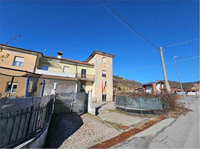 Casa con 6 locali in vendita in Via Roma, Sale Delle Langhe
