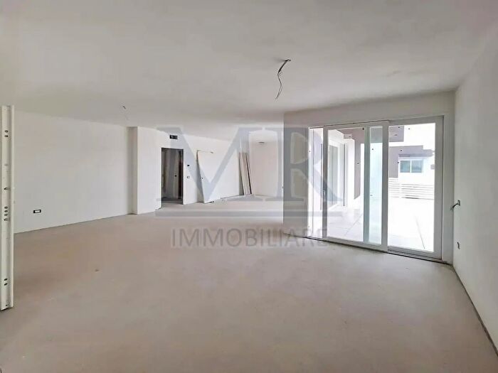 Appartamento quadrilocale in vendita in Via Capitolina, Montegrotto Terme