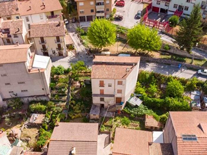 Casa quadrilocale in vendita in Viale Regina Margherita Antrodoco, Antrodoco