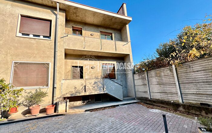 Casa trilocale in vendita in Via Giuseppe Garibaldi, Lonate Pozzolo