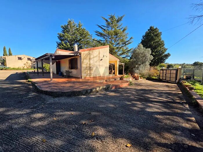 Casa con 5 locali in vendita in Cda Giambra Snc, Cassaro