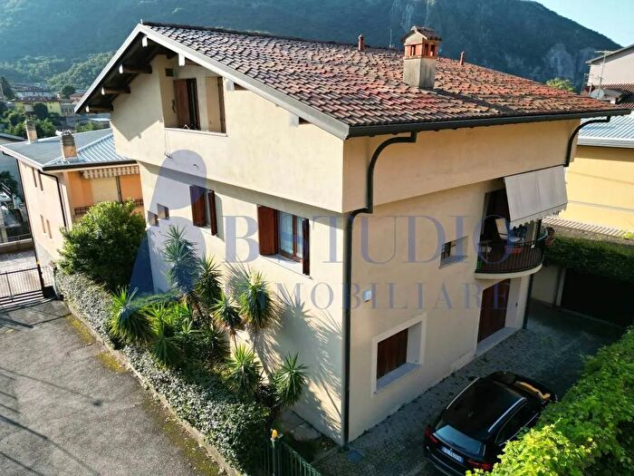 Casa con 10 locali in vendita in Viale Promessi Sposi Valmadrera, Valmadrera