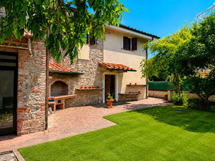 Casa con 8 locali in vendita in Via Marco Polo, Viareggio