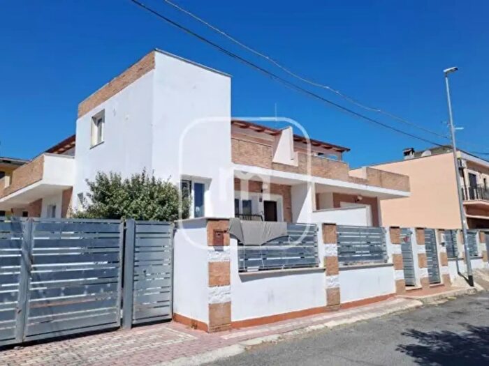 Appartamento trilocale in vendita in Via Arzachena, Roma