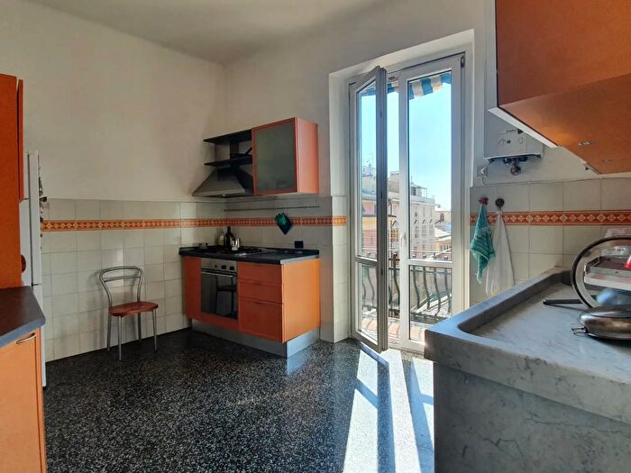 Appartamento con 6 locali in affitto in Via Cantore, Genova