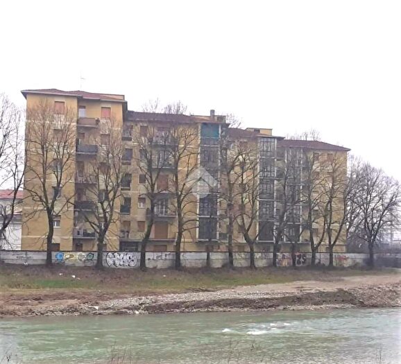 Appartamento trilocale in vendita in Via Pontremoli, Parma